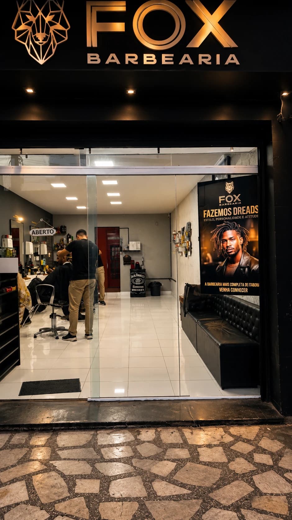 Fachada da Fox do Corte com o letreiro aceso
